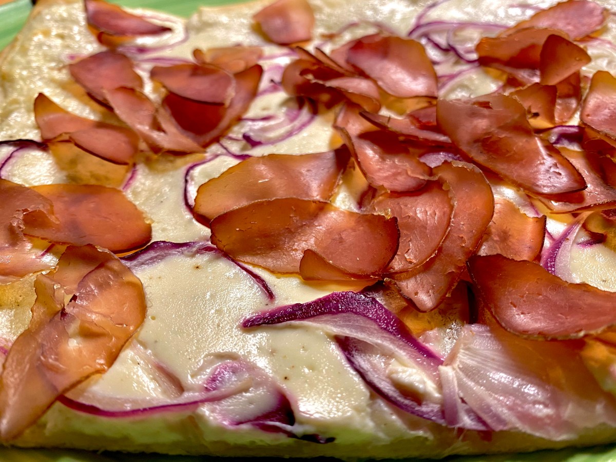 Flammkuchen mit Wildschweinschinken