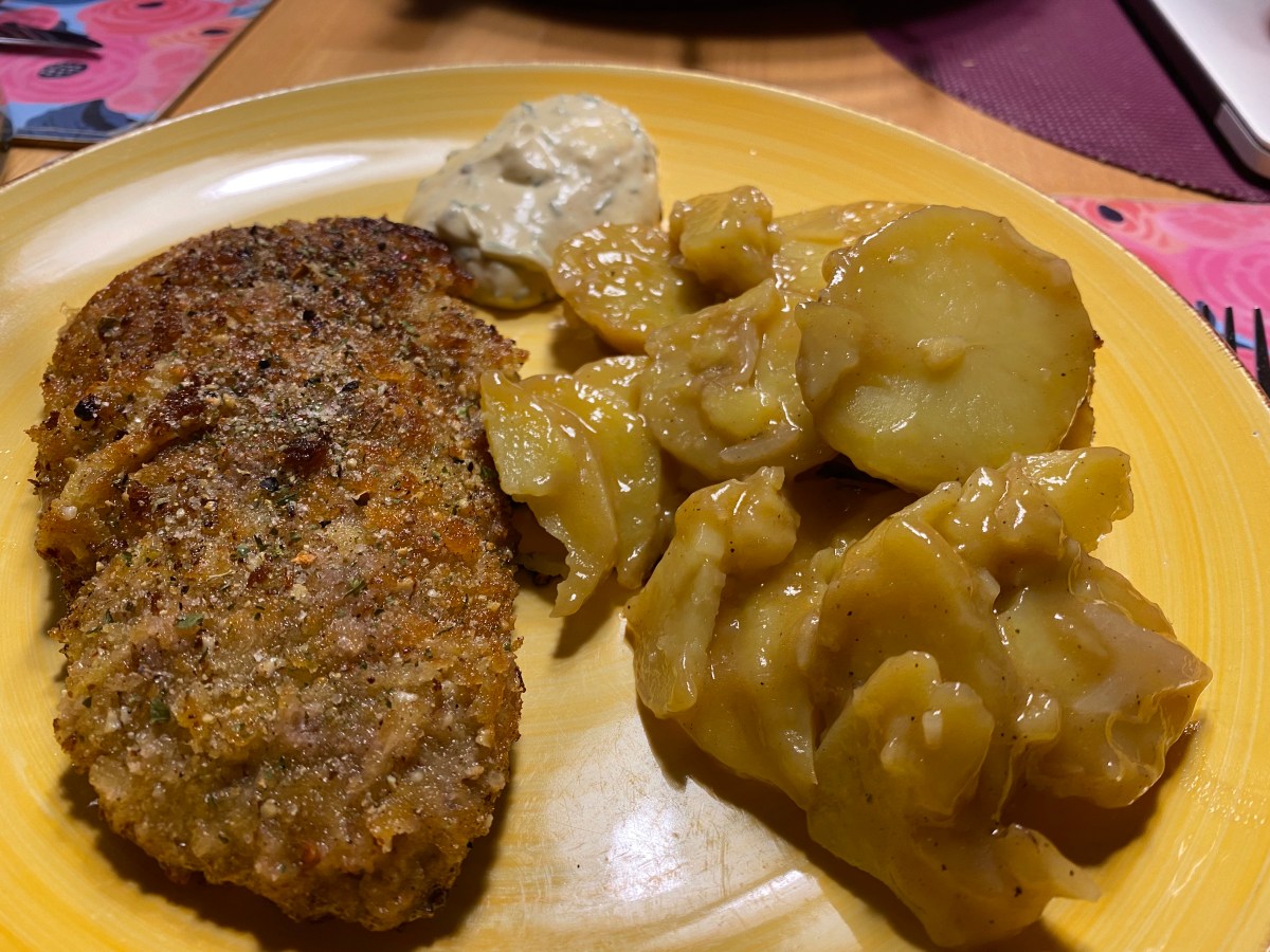 Rehschnitzel mit Kartoffelsalat und Kapernmayonnaise